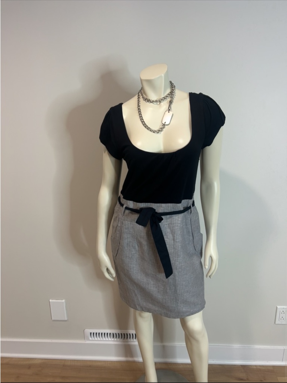 Beautiful Smart Set Black Scoop-Neck Top with Gray Pinstripe Skirt❤️7